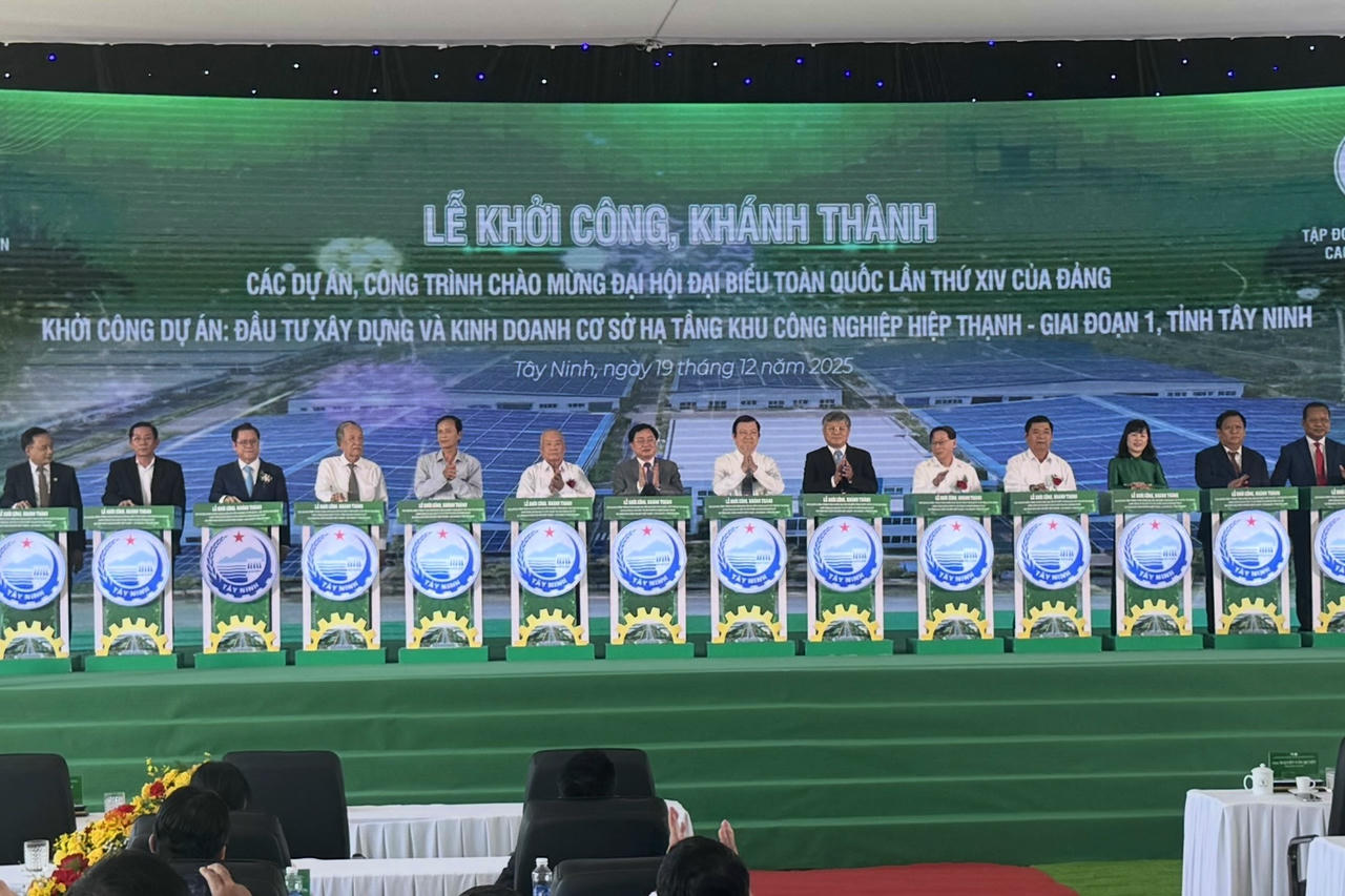 Các đại biểu thực hiện nghi thức bấm nút khởi công.