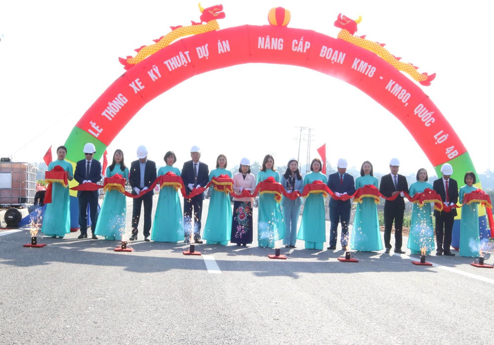 Các đại biểu thực hiện nghi thức&nbsp;thông xe kỹ thuật Dự án Nâng cấp đoạn Km18 - Km80 Quốc lộ 4B. 