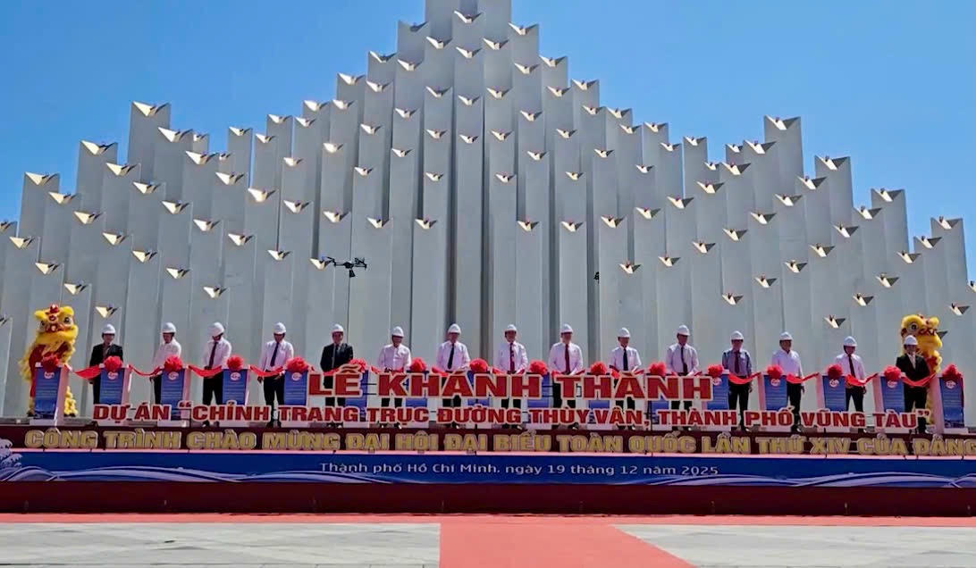 Các đại biểu cắt băng khánh thành dự án.