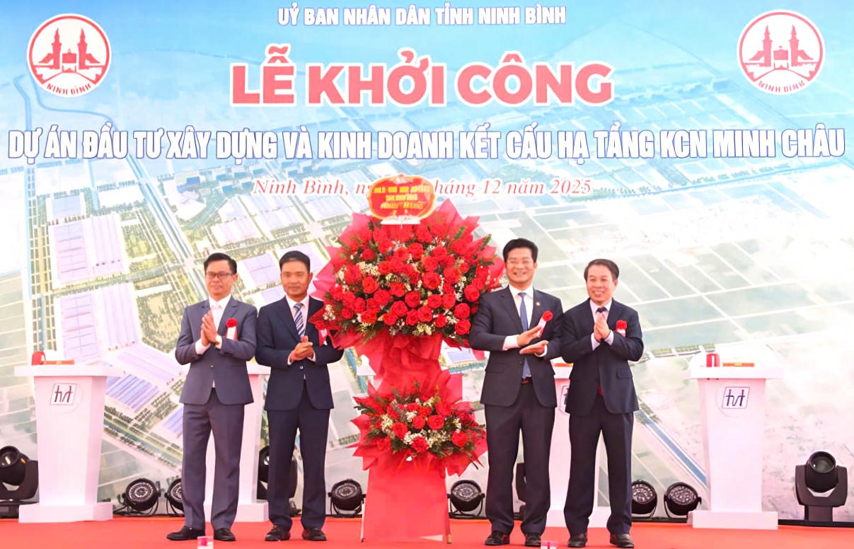 Ông Trần Anh Dũng, Phó Chủ tịch UBND tỉnh Ninh Bình dự khởi công và tặng hoa chúc mừng chủ&nbsp;đầu tư&nbsp;dự án&nbsp;KCN Minh Châu.