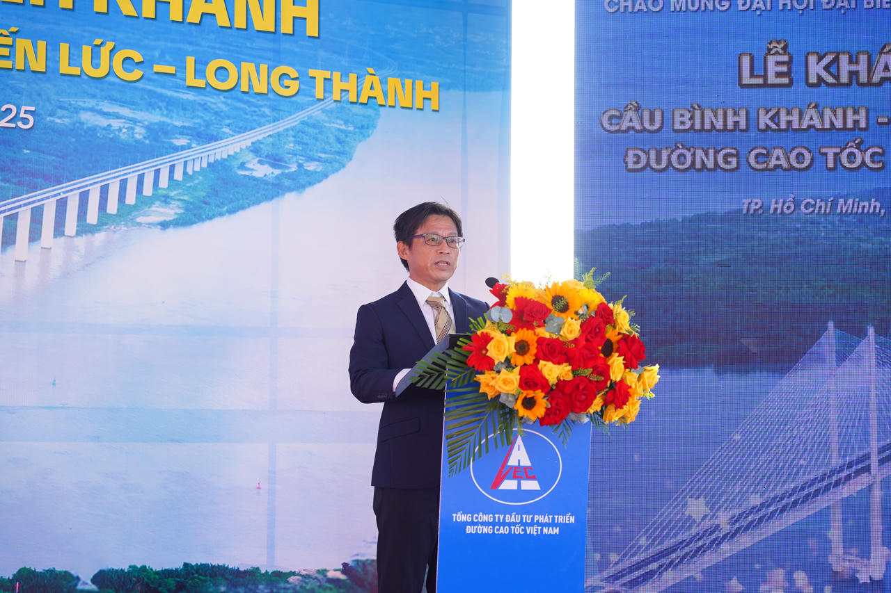 Đại diện nhà thầu xây dựng Nhật Bản phát biểu tại buổi lễ.