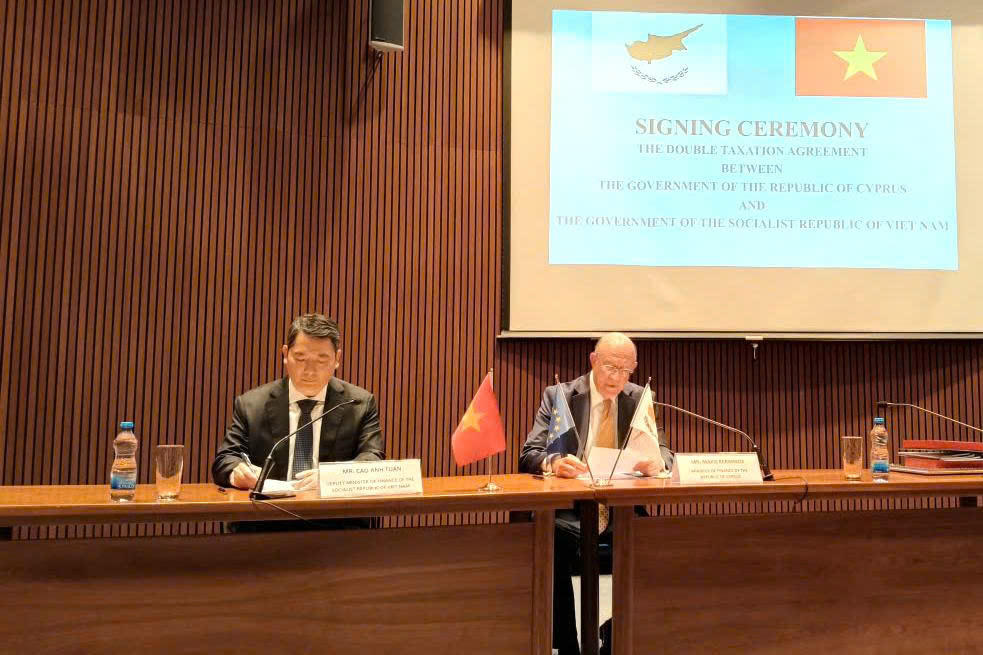 Thứ trưởng Bộ Tài chính Việt Nam Cao Anh Tuấn và Bộ trưởng Bộ Tài chính Cộng hòa Síp Makis Keravnos ký Hiệp định&nbsp;về tránh đánh thuế hai lần và ngăn ngừa việc trốn lậu thuế đối với các loại thuế đánh vào thu nhập giữa Chính phủ Việt Nam và Chính phủ Cộng hòa Síp.