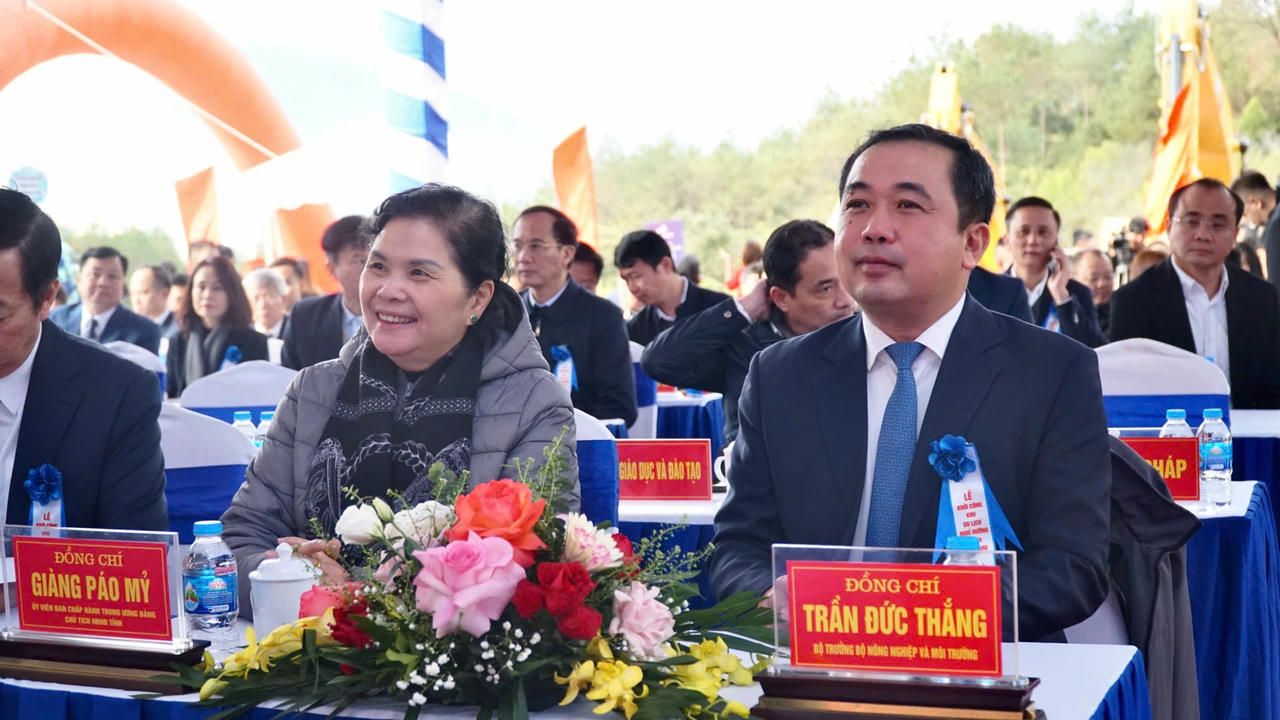 Các đại biểu tham dự lễ khởi công.