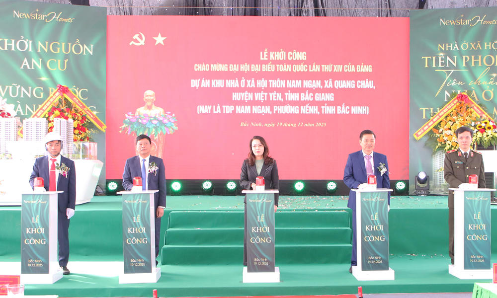 Bà Nguyễn Thị Hương, Phó Bí thư Thường trực Tỉnh ủy cùng các đai biểu thực hiện nghi thức khởi công dự án.