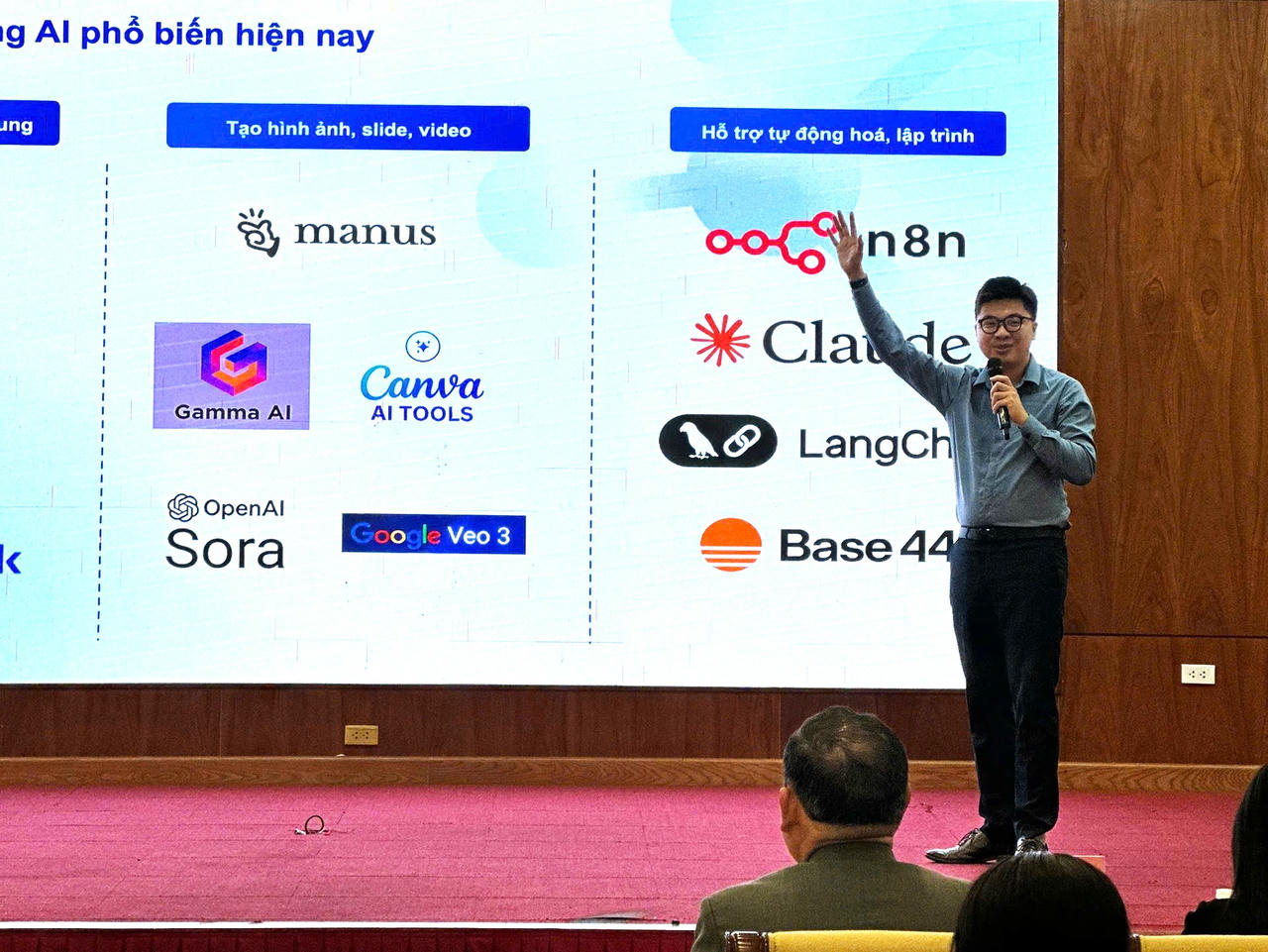 Các đại biểu được phổ biến kiến thức về ứng dụng trí tuệ nhân tạo và chuyển đổi số trong công tác văn phòng. 