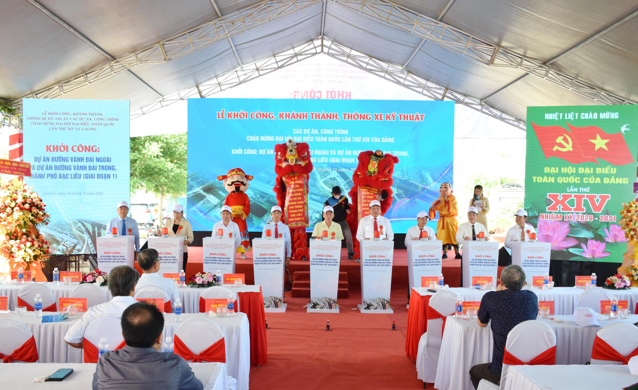 Các đại biểu thực hiện nghi thức khởi công Dự án.