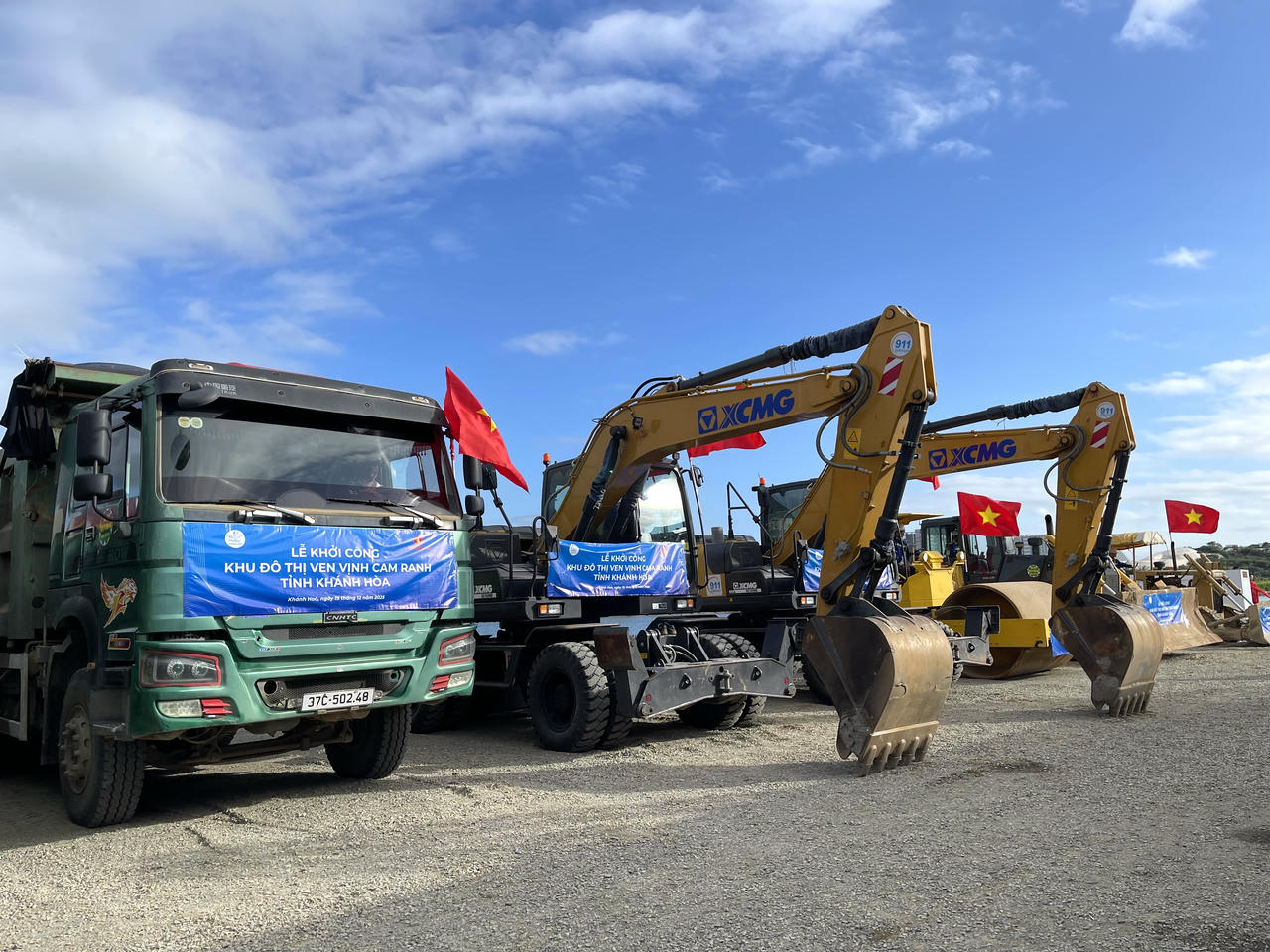 Các phương tiện, máy móc thi công tại Lễ khởi công Dự án Khu đô thị ven vịnh Cam Ranh, tỉnh Khánh Hòa.