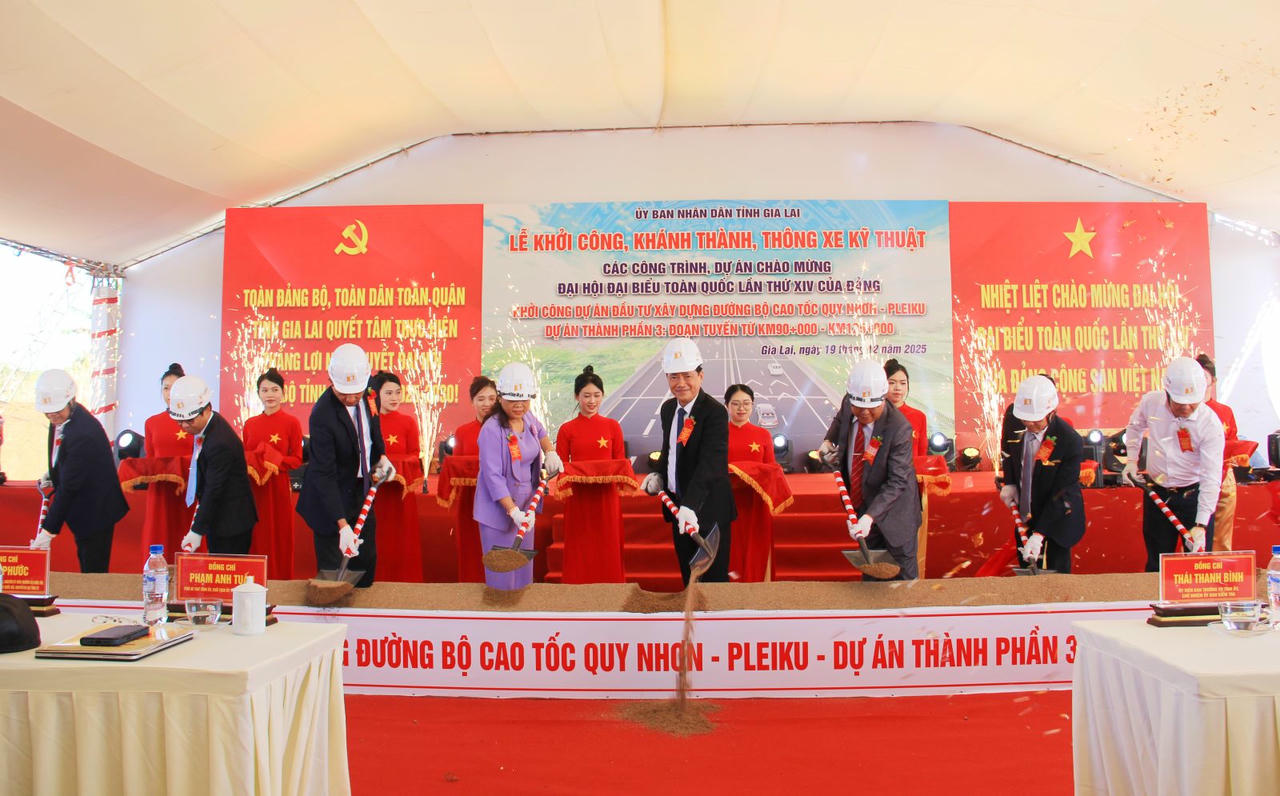 Các đại biểu thực hiện nghi thức khởi công dự án Đầu tư xây dựng đường bộ cao tốc Quy Nhơn - Pleiku, dự án thành phần 3.