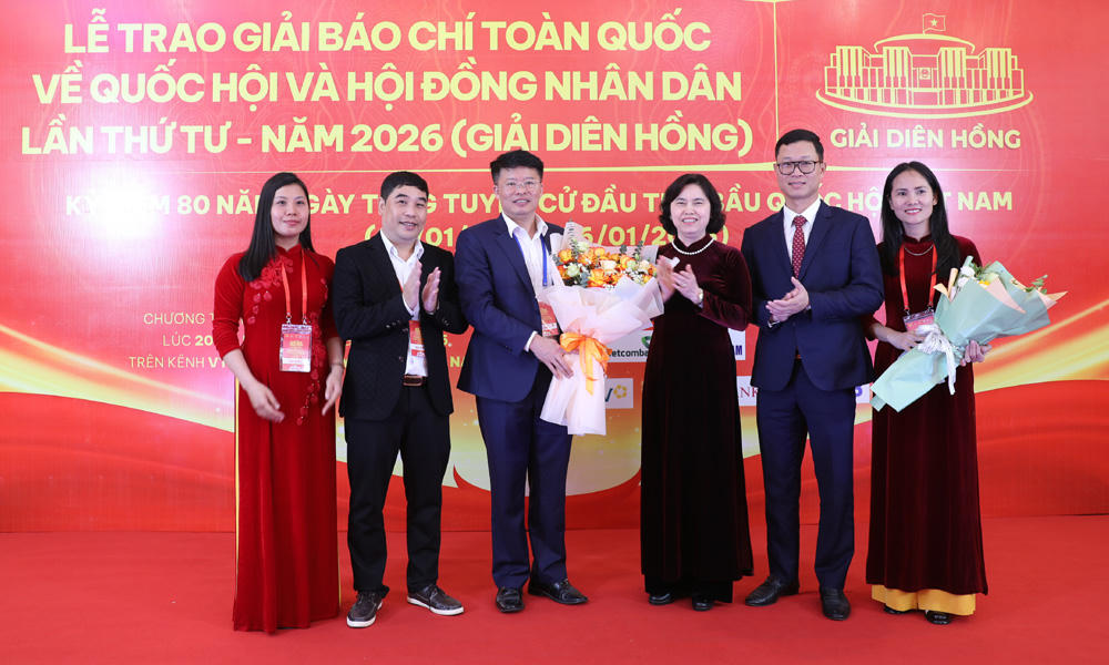 Bà Trần Thị Hằng chúc mừng các tác giả đoạt giải Diên Hồng.