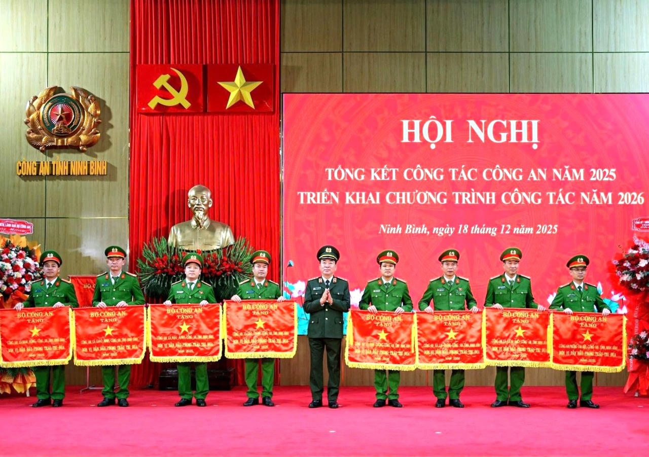 Thứ trưởng Bộ Công an&nbsp;Trần Quốc Tỏ&nbsp;trao Cờ thi đua của Bộ Công an cho các tập thể đạt thành tích xuất sắc.