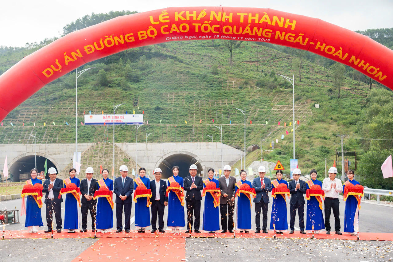 Các đại biểu cắt băng khánh thành dự án cao tốc Quảng Ngãi - Hoài Nhơn.