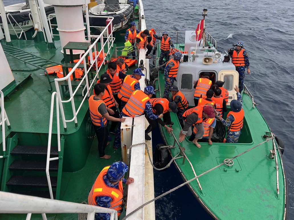 Các ngư dân xuống xuồng vào đảo Song Tử Tây.