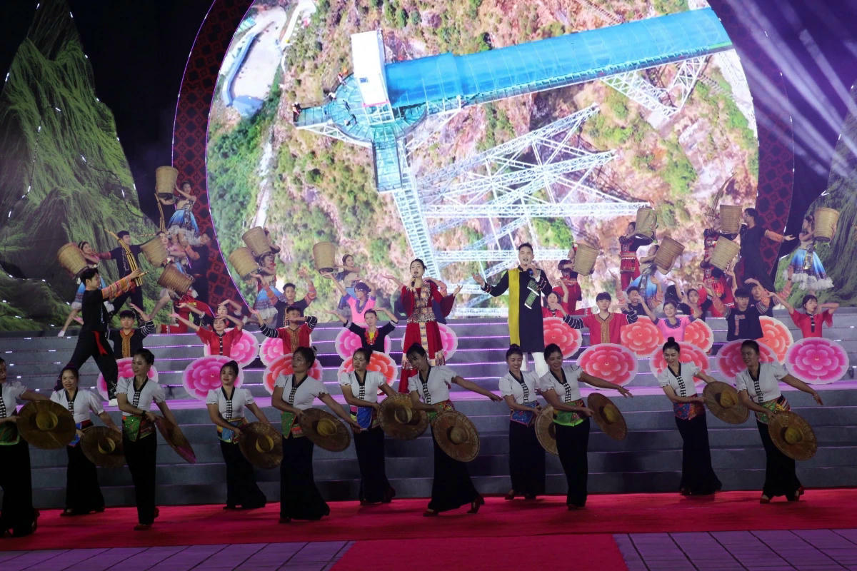 Chương trình nghệ thuật chủ đề “Đoàn kết, hữu nghị – Thắm tình biên cương – Cùng nhau phát triển”.