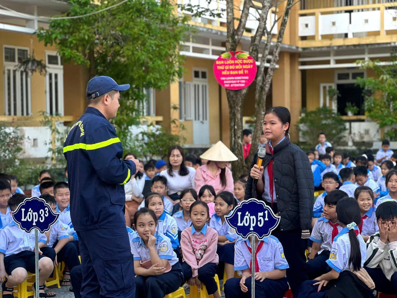  Lực lượng Cảnh sát PCCC và CNCH Công an TP Huế tuyên truyền công tác PCCC tại các trường học.