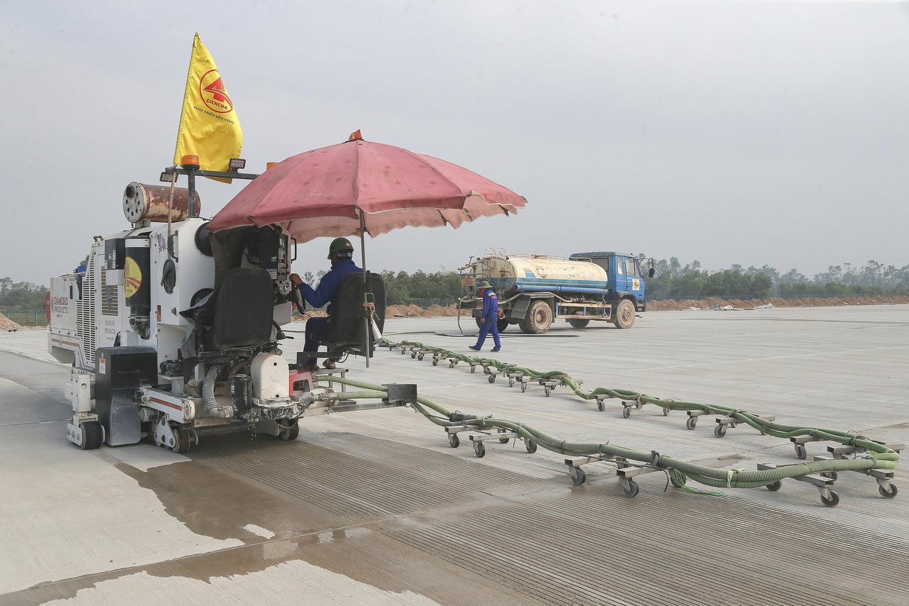 Người lao động và máy móc Cienco4 tại dự án sân bay Vinh.