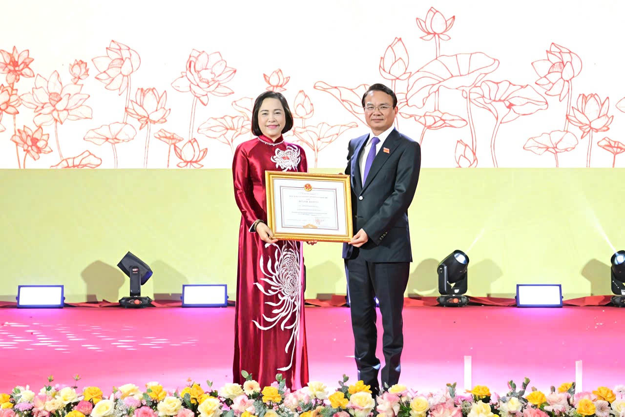 Bí thư Tỉnh ủy Ninh Bình trao tặng Bằng khen cho Phó Chủ tịch Quốc hội Nguyễn Thị Thanh.