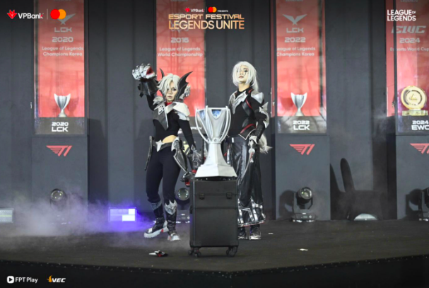 Hai thí sinh trình diễn cosplay tại sự kiện