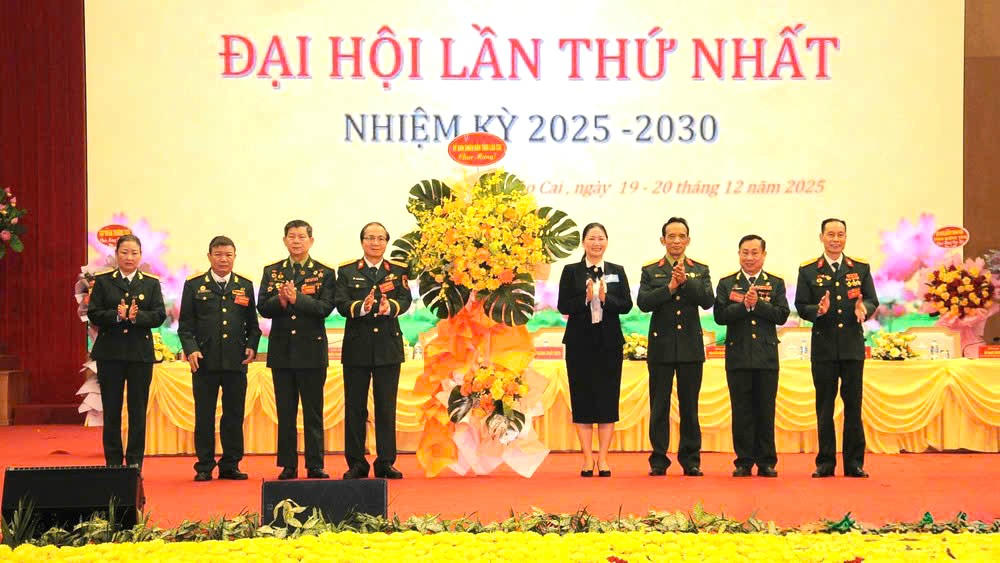 Các đơn vị tặng hoa chúc mừng Đại hội.