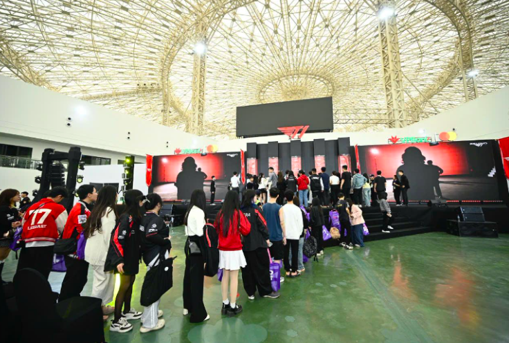 Hàng dài fan hâm mộ xếp hàng chiêm ngưỡng cup vô địch của T1