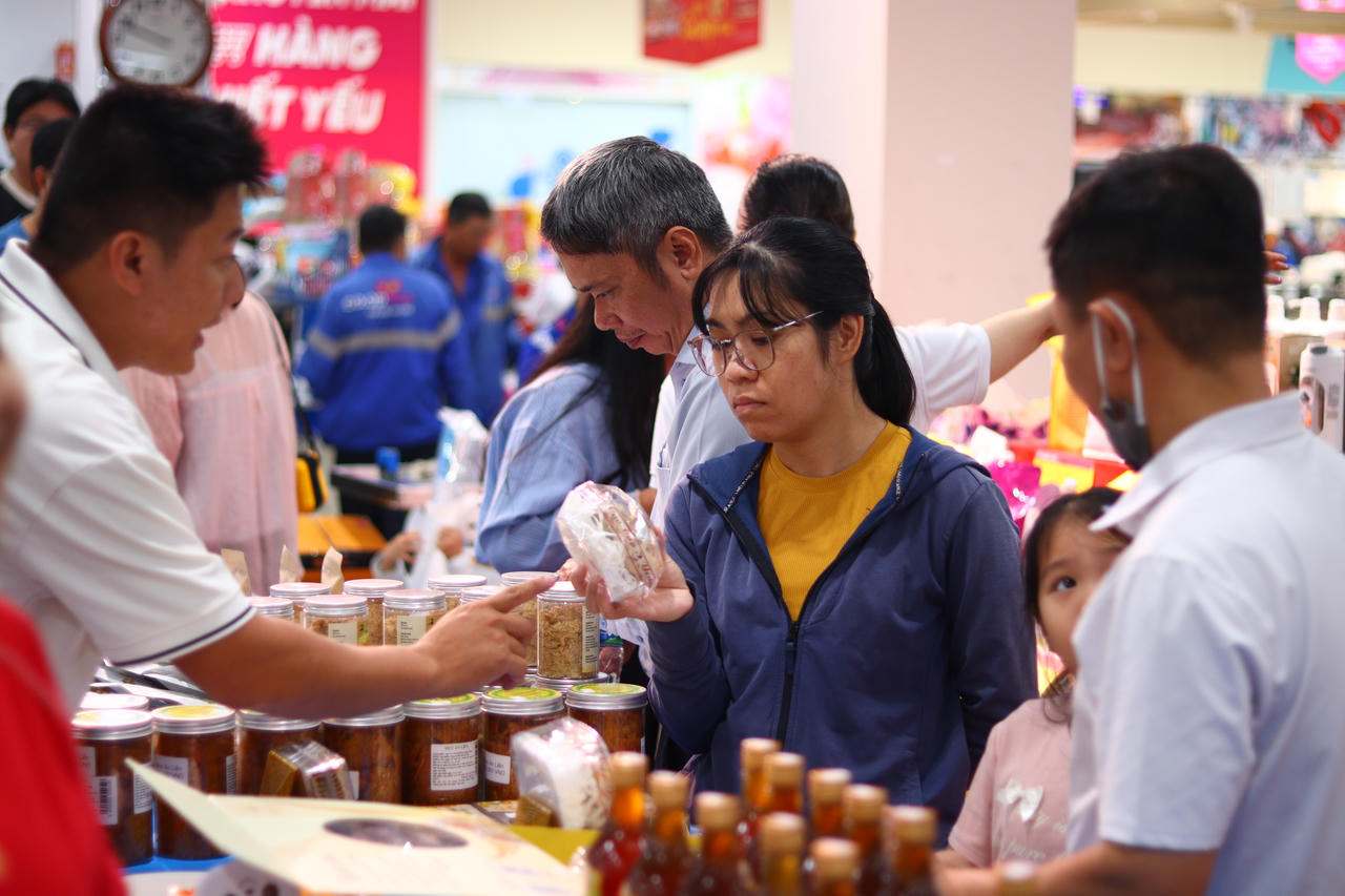 Nông sản sạch của nông dân TP.HCM được giới thiệu đến người tiêu dùng tại Co.opmart Foodcosa Quang Trung.