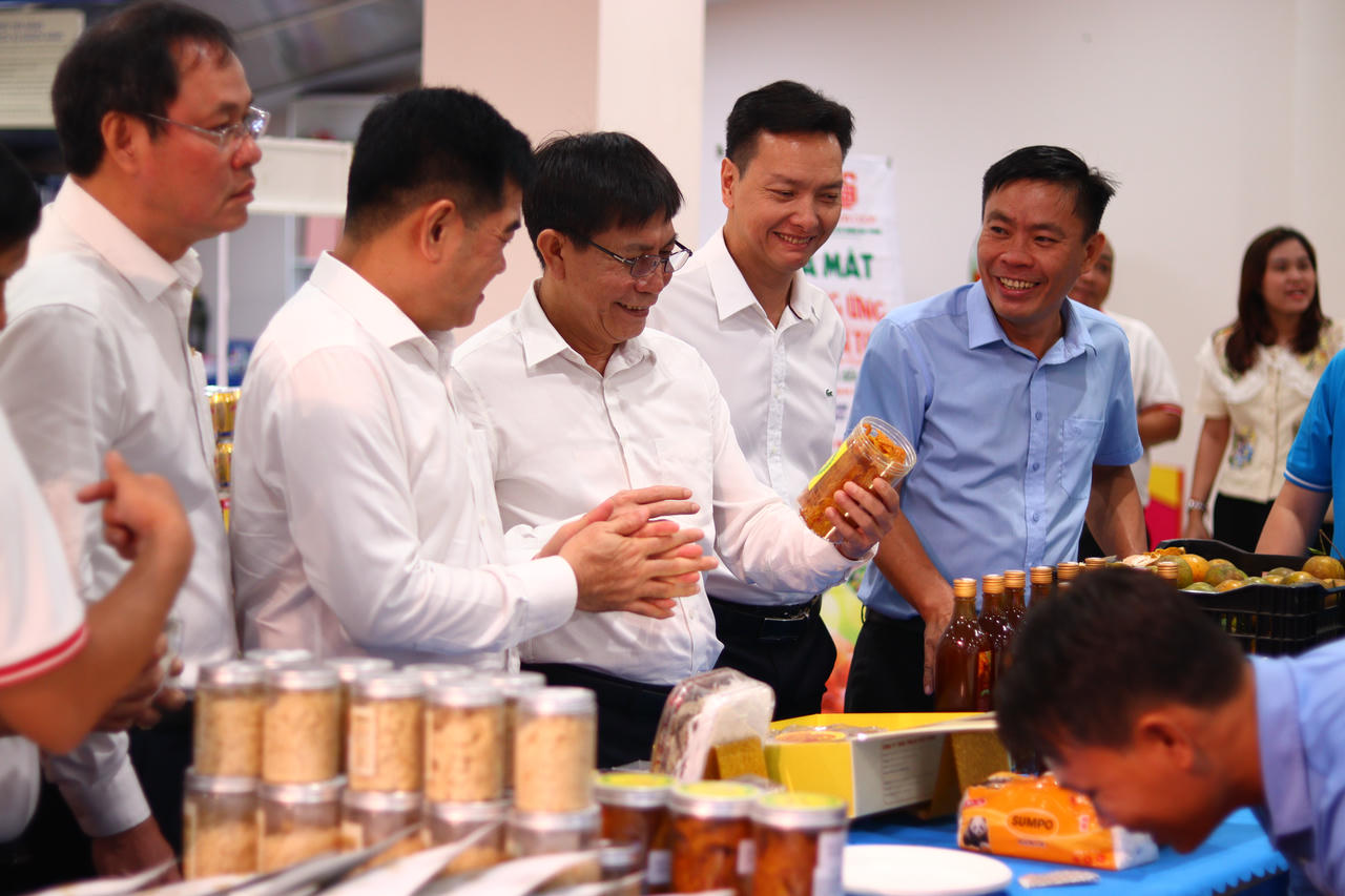 Lãnh đạo Saigon Co.op tham quan điểm cung ứng nông sản an toàn