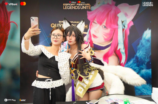 Khách hàng check in tại gian hàng