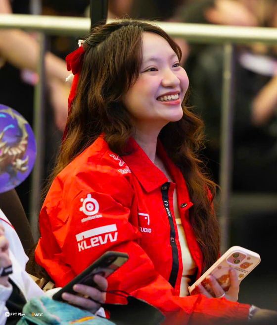 Một bạn trẻ hào hứng theo dõi trận thi đấu giữa các đội tuyển  