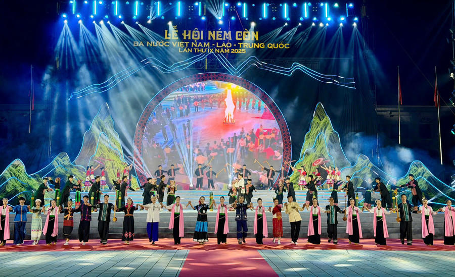 Chương trình nghệ thuật tại đêm khai mạc.