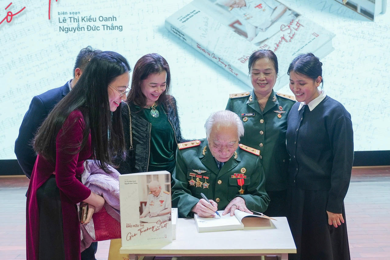 Nhạc sĩ Đào Hữu Thi ký tặng sách cho các độc giả (ảnh BTC).