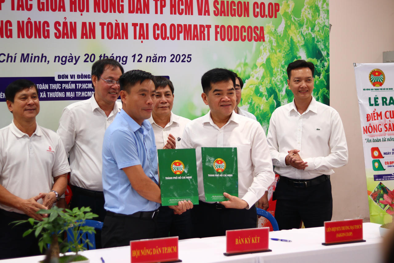 Đại diện Hội Nông dân TP.HCM và Saigon Co.op thực hiện ký kết, ra mắt Điểm cung ứng nông sản an toàn tại Co.opmart Foodcosa Quang Trung.