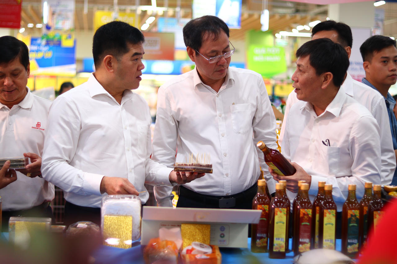 Đại diện các bên trao đổi về tiêu chuẩn, nguồn gốc và khả năng kết nối thị trường của sản phẩm tiềm năng TP.HCM.