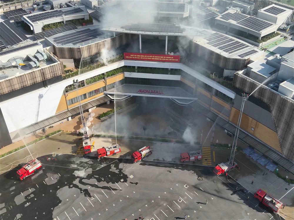 Diễn tập phương án chữa cháy và cứu nạn, cứu hộ tại Trung tâm thương mại Aeon Mall Huế.