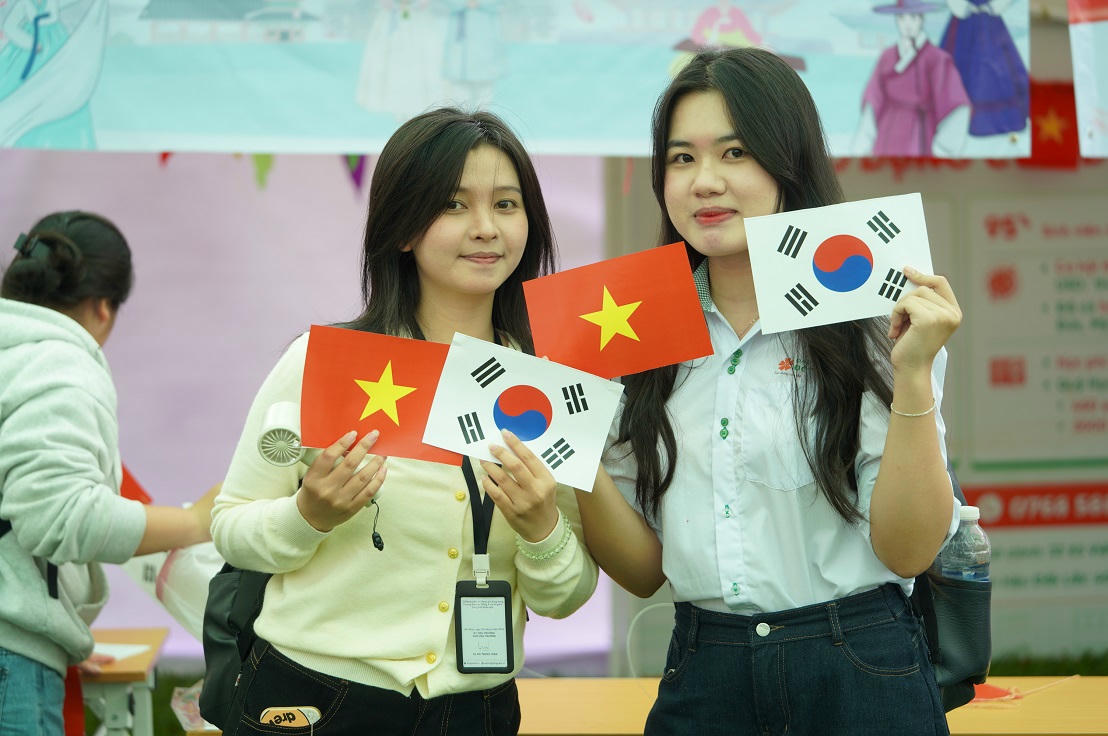 Các em học sinh, sinh viên hào hứng tìm hiểu về&nbsp;du học Hàn Quốc và học bổng GKS.