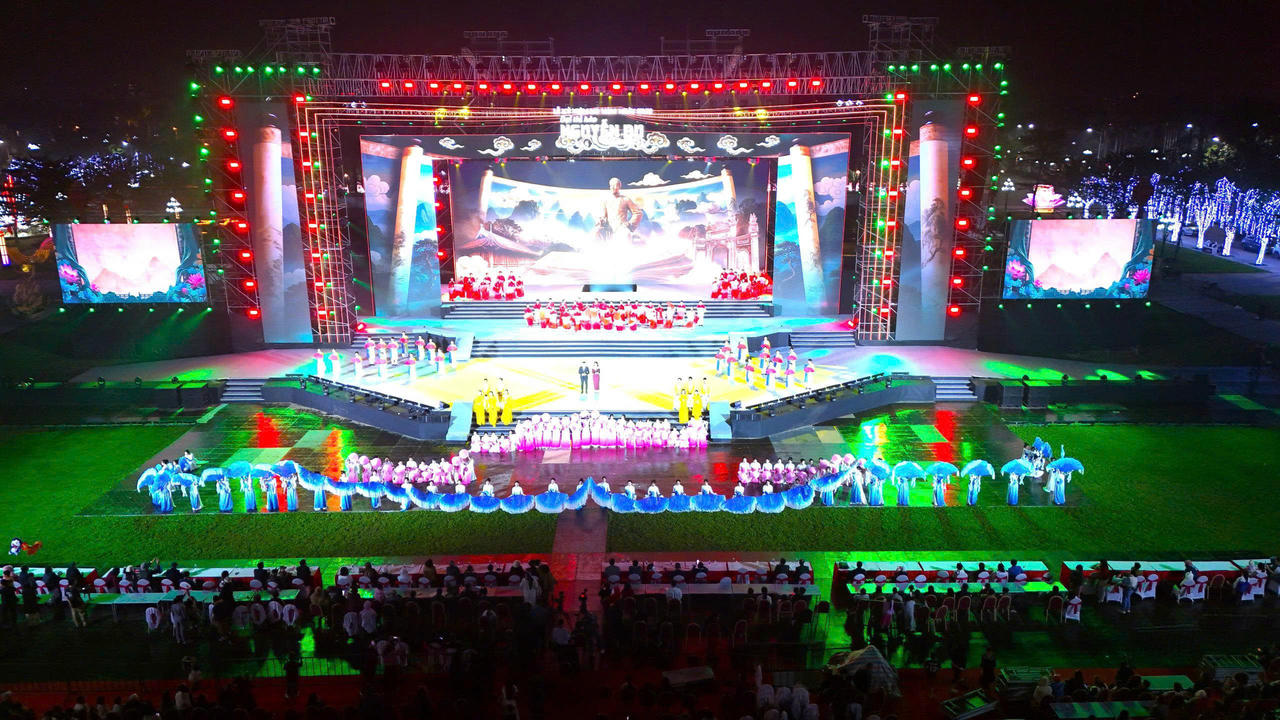 Lễ kỷ niệm 260 năm Ngày sinh Đại thi hào Nguyễn Du được tổ chức tại Quảng trường Thành Sen, tỉnh Hà Tĩnh.