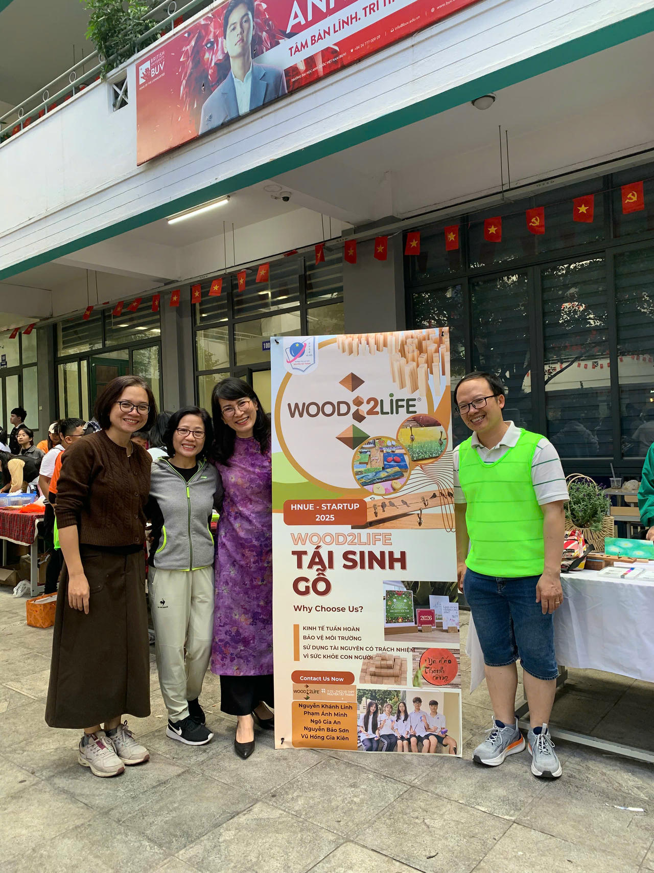 Tiến sĩ Nguyễn Thị Thu Anh - Nguyên hiệu trưởng trường THCS và THPT Nguyễn Tất Thành và các thầy cô giáo, cha mẹ học sinh thăm gian hàng Wood2life.