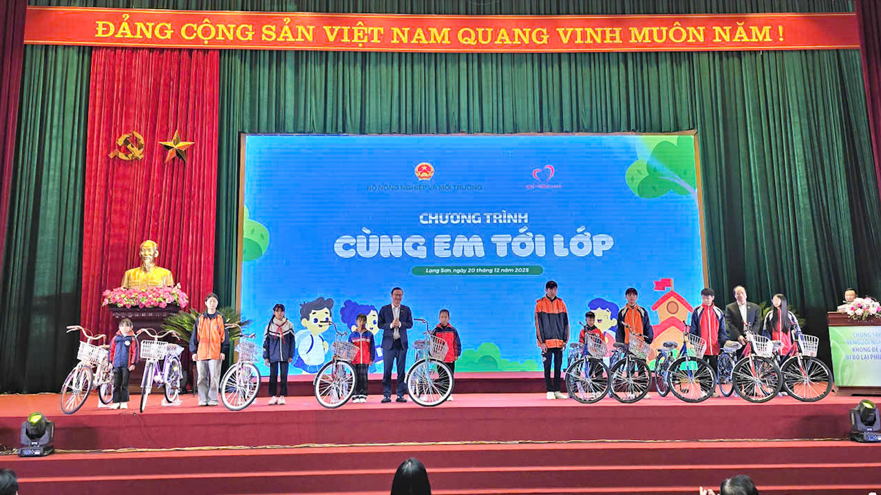 Ban tổ chức trao tặng 70 xe đạp cho các học sinh có hoàn cảnh khó khăn của tỉnh Lạng Sơn.