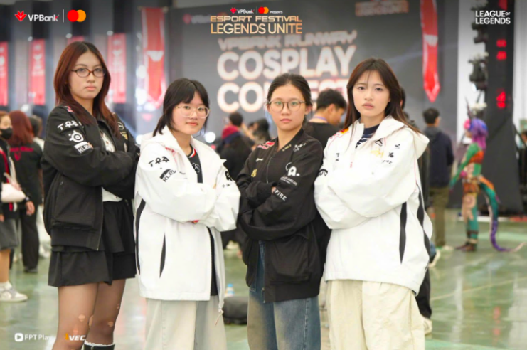 Các fandom mặc áo khoác của đội tuyển T1