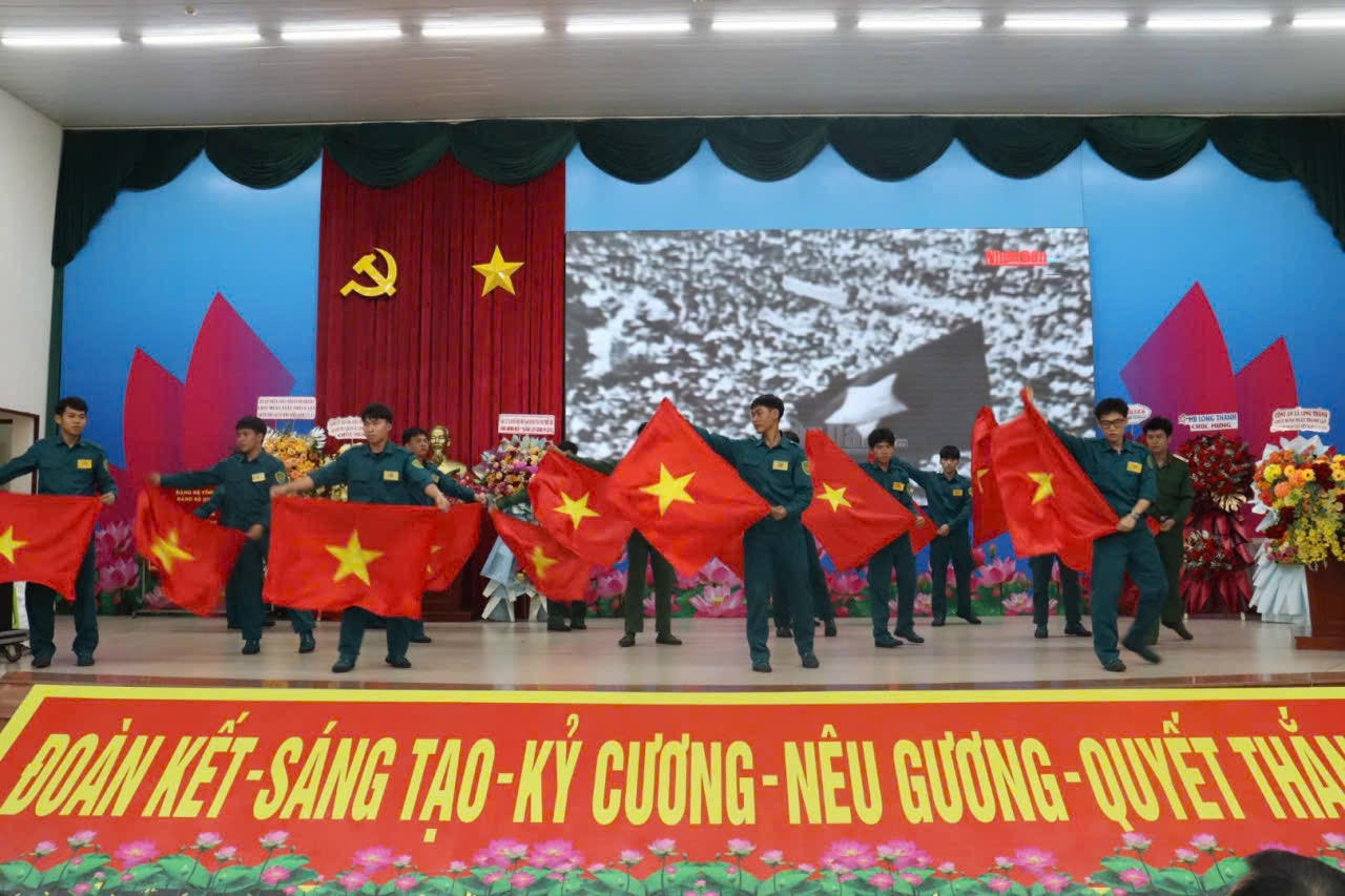 Chương trình văn nghệ tại lễ ra quân.