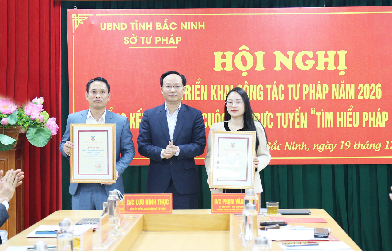 Phó Chủ tịch UBND tỉnh Phạm Văn Thịnh trao giải Nhất cho tập thể và cá nhân đạt giải Cuộc thi trực tuyến “Tìm hiểu pháp luật về hộ tịch”.