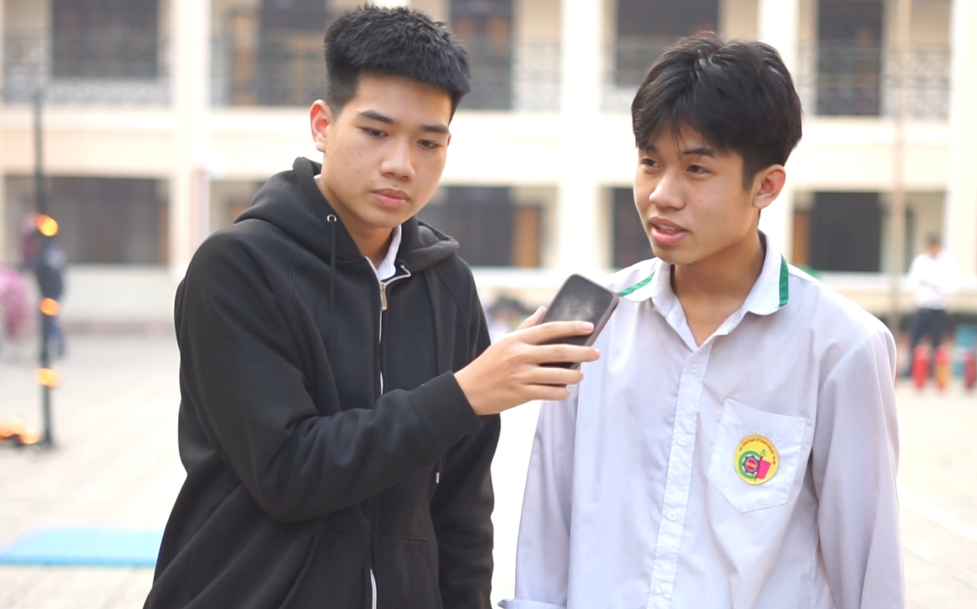 Em Phạm Tuấn Nguyên (bên phải ảnh) - Học sinh lớp 12C4 Trường Cao đẳng Kinh tế Công nghiệp Hà Nội- trả lời phỏng vấn. (Ảnh: Hoàng Tùng)