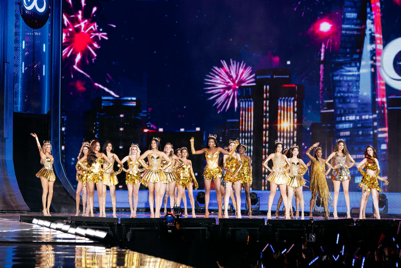 Thí sinh Miss Cosmo 2025 trong phần đồng diễn. Ảnh: UNI