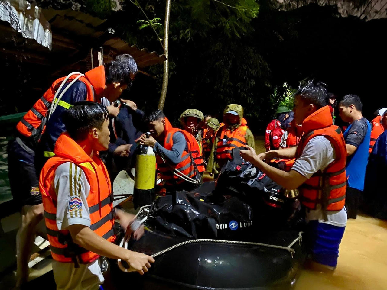 Lực lượng Cảnh sát PCCC và CNCH Công an TP Huế tham gia công tác tìm kiếm người mất tích do mưa bão tại phường An Cựu, TP Huế.