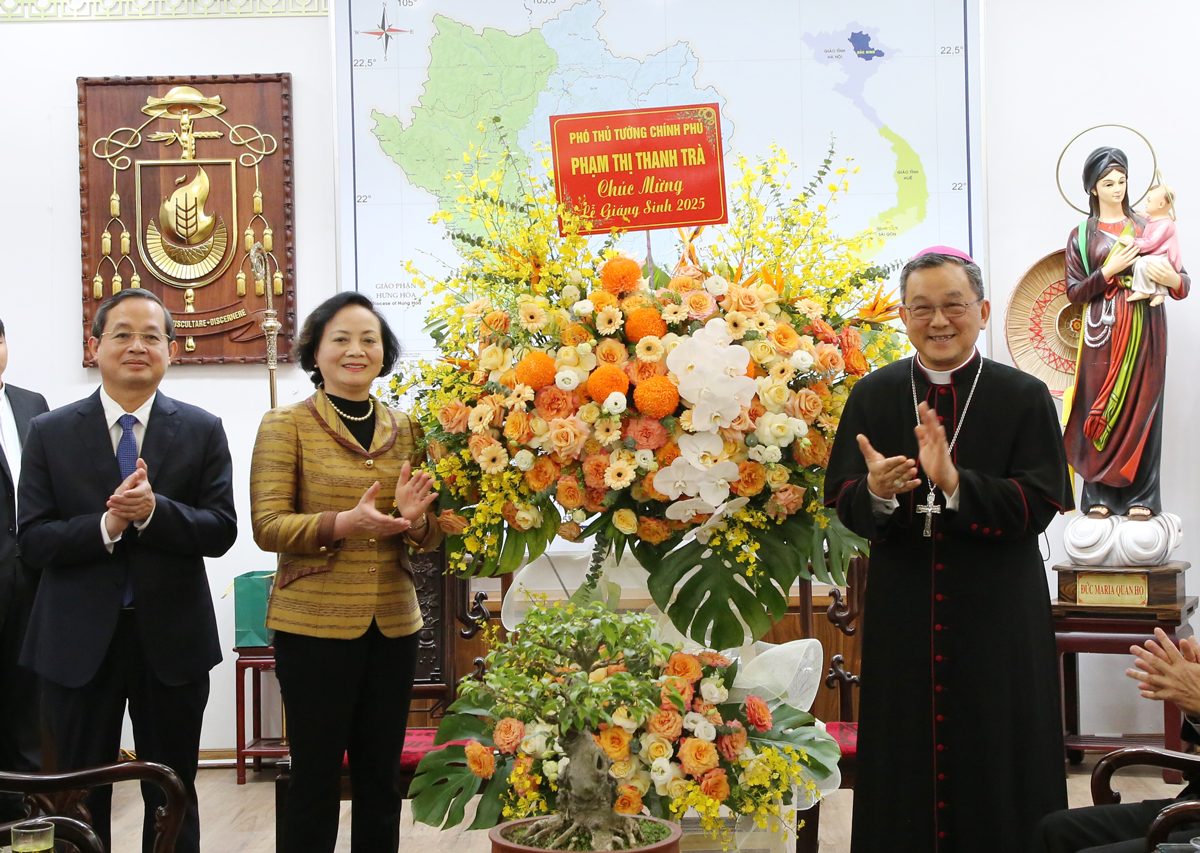Phó Thủ tướng Chính phủ Phạm Thị Thanh Trà, Chủ tịch UBND tỉnh Phạm Hoàng Sơn tặng hoa chúc mừng Tòa Giám mục Bắc Ninh.