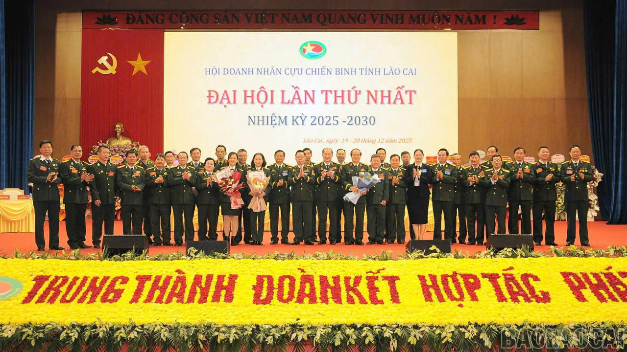 Các đại biểu chúc mừng Ban Chấp hành Hội Doanh nhân cựu chiến binh tỉnh Lào Cai nhiệm kỳ 2025 - 2030.