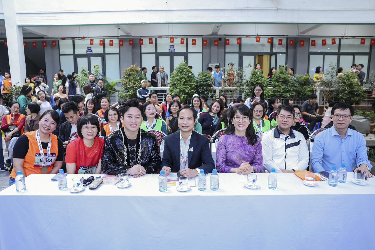 Ban Giám hiệu, các thế hệ thầy cô giáo, cha mẹ học sinh, khách mời tham dự Ngày hội (Ảnh Mạnh Nguyễn)