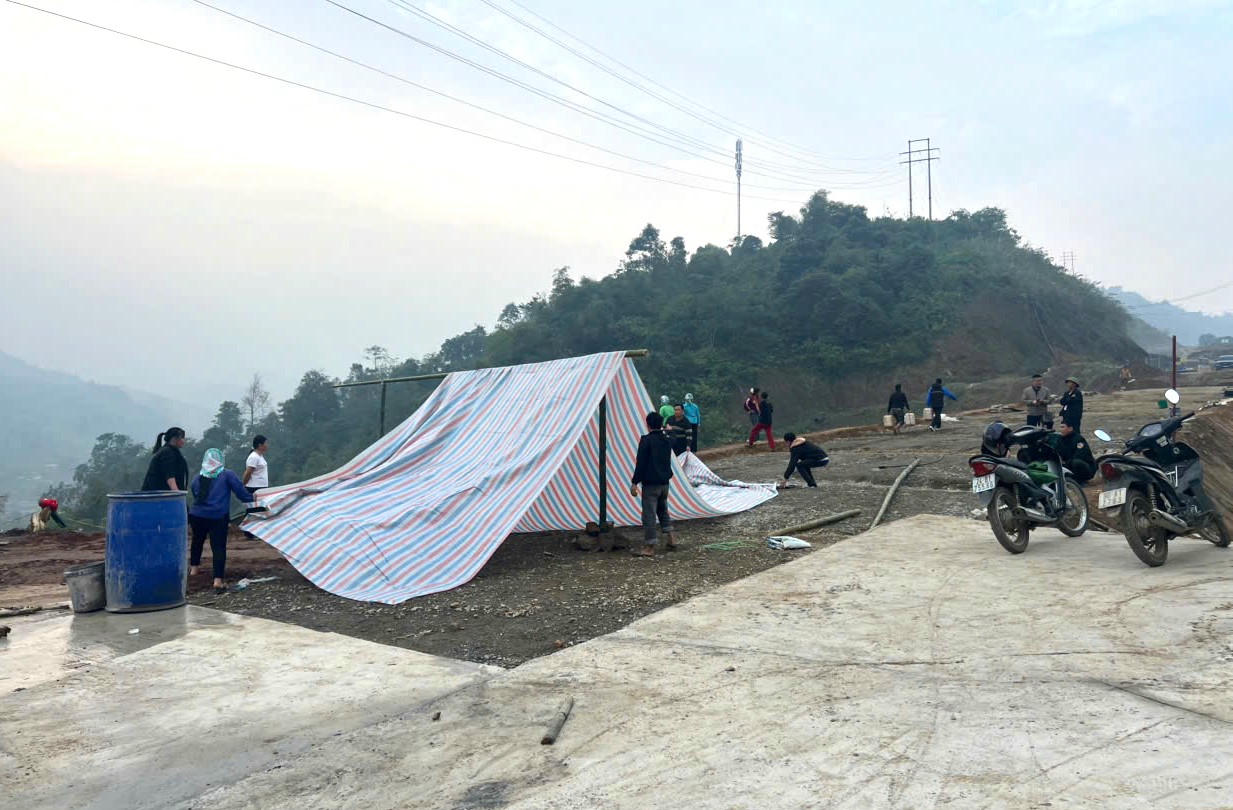 Một số hộ dân tụ tập, dựng lán, rào chắn tại khu vực mỏ đồng Tả Phời (xã Hợp Thành, tỉnh Lào Cai) khiến&nbsp;hoạt động sản xuất, kinh doanh của Công ty bị đình trệ hoàn toàn, gây thiệt hại kinh tế lớn và ảnh hưởng trực tiếp đến việc làm của hàng trăm lao động.. 