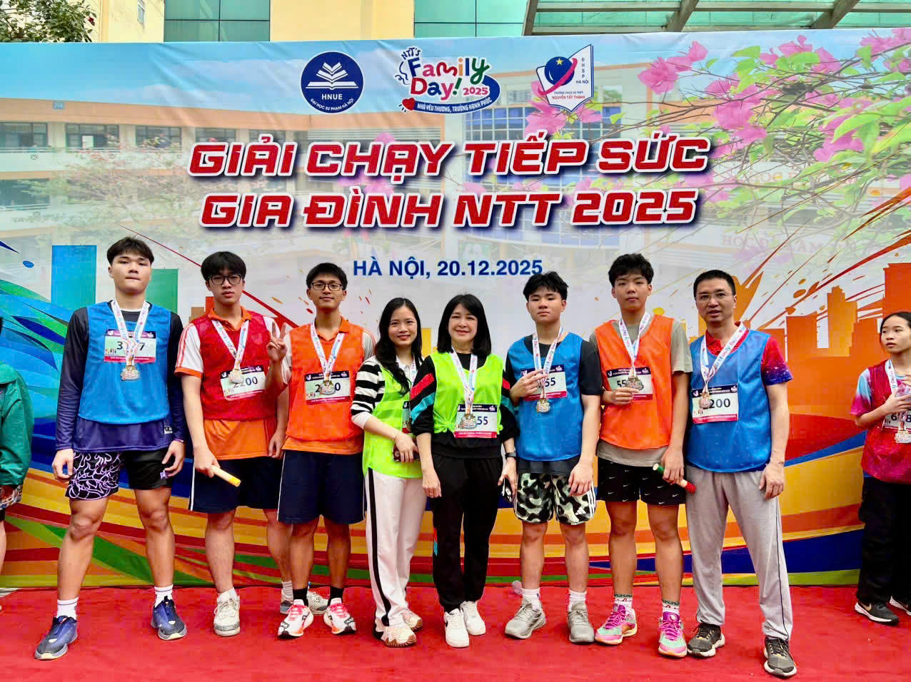 Cô giáo Trần Thị Thúy, cô giáo Nguyễn Thị Diệu Khanh cùng phụ huynh, học sinh tham gia Giải chạy.