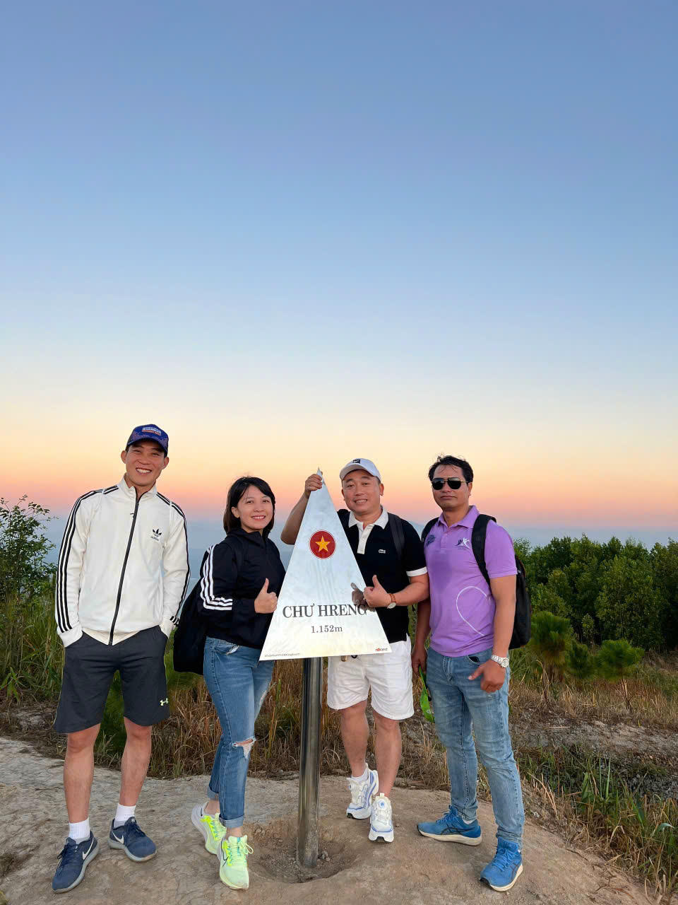 Du khách check-in tại núi Chư Hreng - điểm du lịch cộng đồng đang mở ra hướng phát triển mới cho người dân Đăk Rơ Wa.