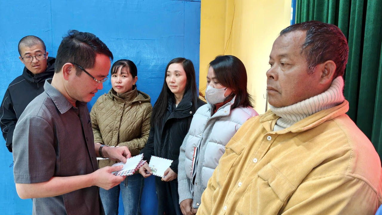 TS Vũ Hoài Nam - Tổng Biên tập Báo Pháp luật Việt Nam trao quà cho người dân.