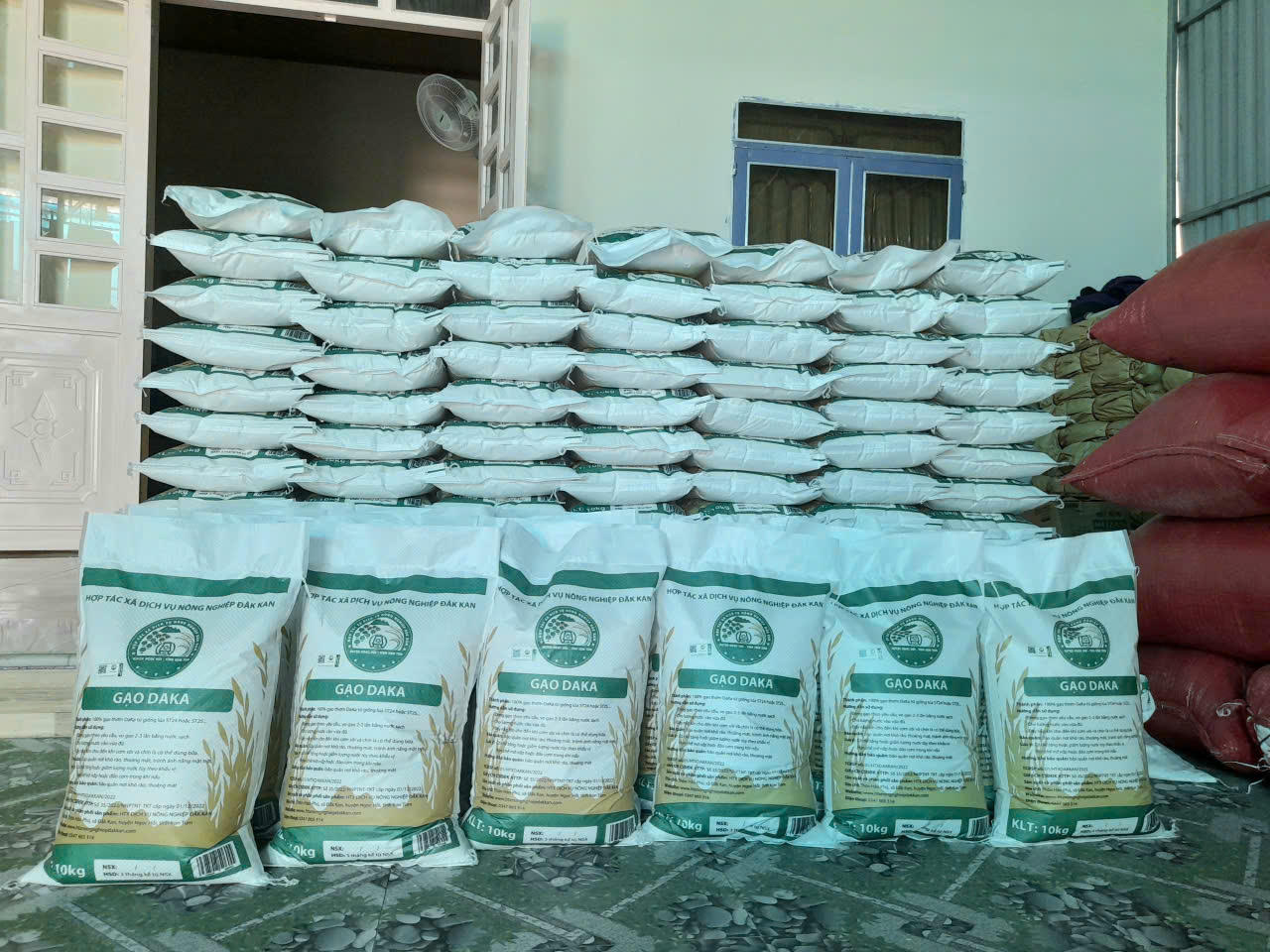 Sản phẩm gạo ST24 của hợp tác xã nông nghiệp xã Sa Loong được đóng gói, bảo quản, từng bước xây dựng thương hiệu gạo chất lượng cao của địa phương.